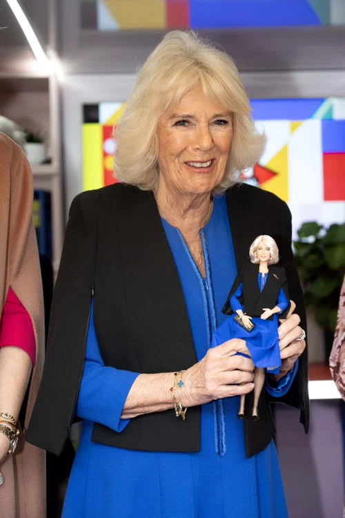 Regina Camilla și păpușa ei Barbie