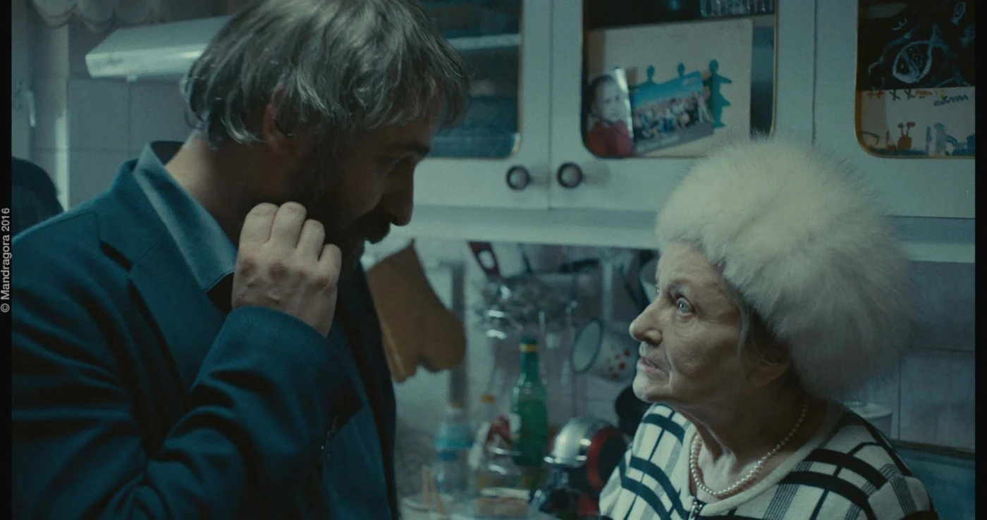 Imagine din filmul "Sieranevada", de Cristi Puiu, cu Mimi Branescu (stanga) si Tatiana Iekel