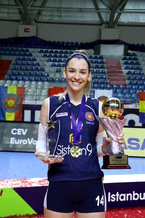 
    Alexia Căruțașu, cu trofeele obținute în Cupa ChallengeFOTO: CEV  