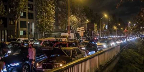 Parizienii s-au grăbit să părăsească oraşul înainte de intrarea în vigoare a carantinei FOTO EPA-EFE