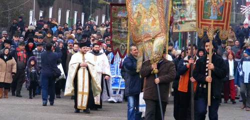 procesiune de bobotează la malul Dunării FOTO Corina Macavei 