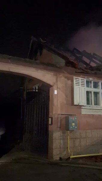 Traficul pe Valea Oltului, blocat cu orele de un incendiu violent. Un om a murit, iar două case au fost distruse VIDEO 