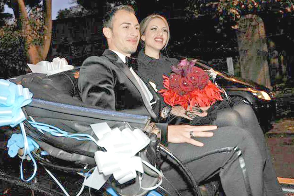 
    Ştefan Radu şi Alexandra  au venit la cununia civilă  într-o caleaşcă elegantă (Fotografii: Calciatori&Family)  