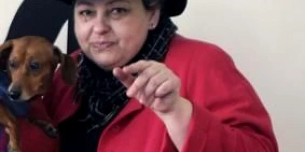 Pe lângă grafică, Anca Tofan iubeşte mult şi câinii vagabonzi!