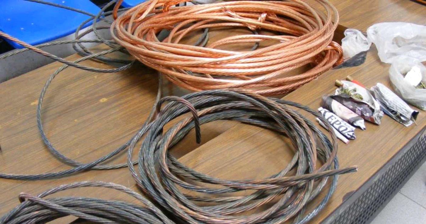 Hoţii au furat 230 de metri de cablu telefonic foto arhivă