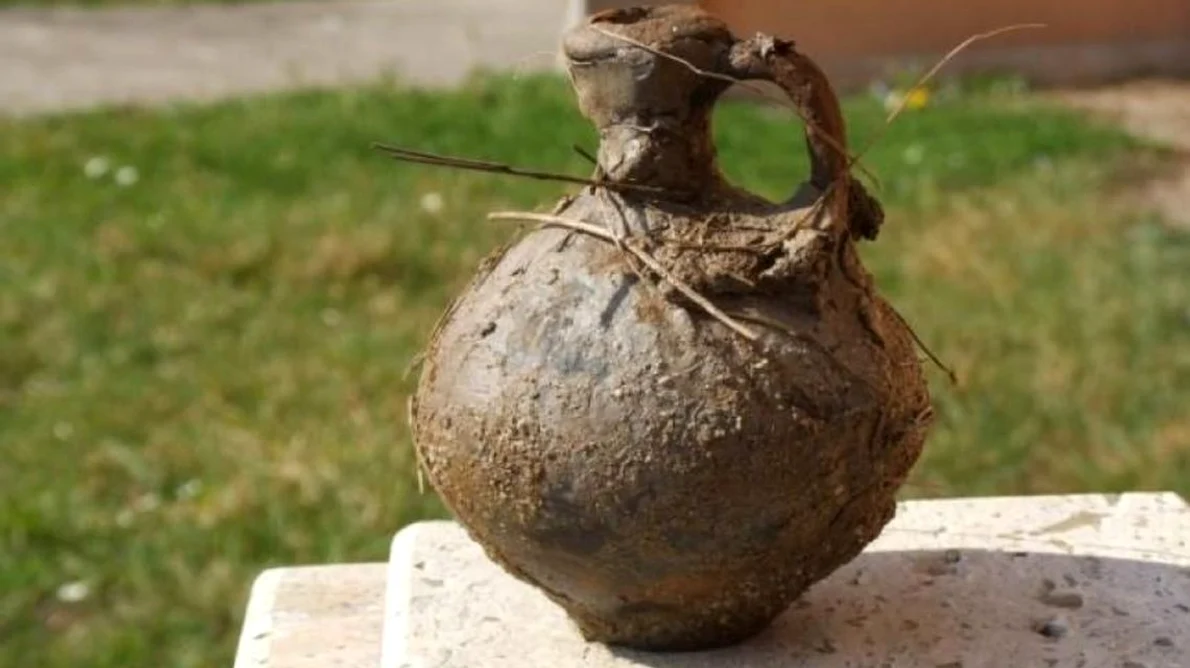 Un ulcior antic a fost descoperit de un sătean care îşi ara pământul lângă ruinele Ulpiei Traiana Sarmizegetusa jpeg