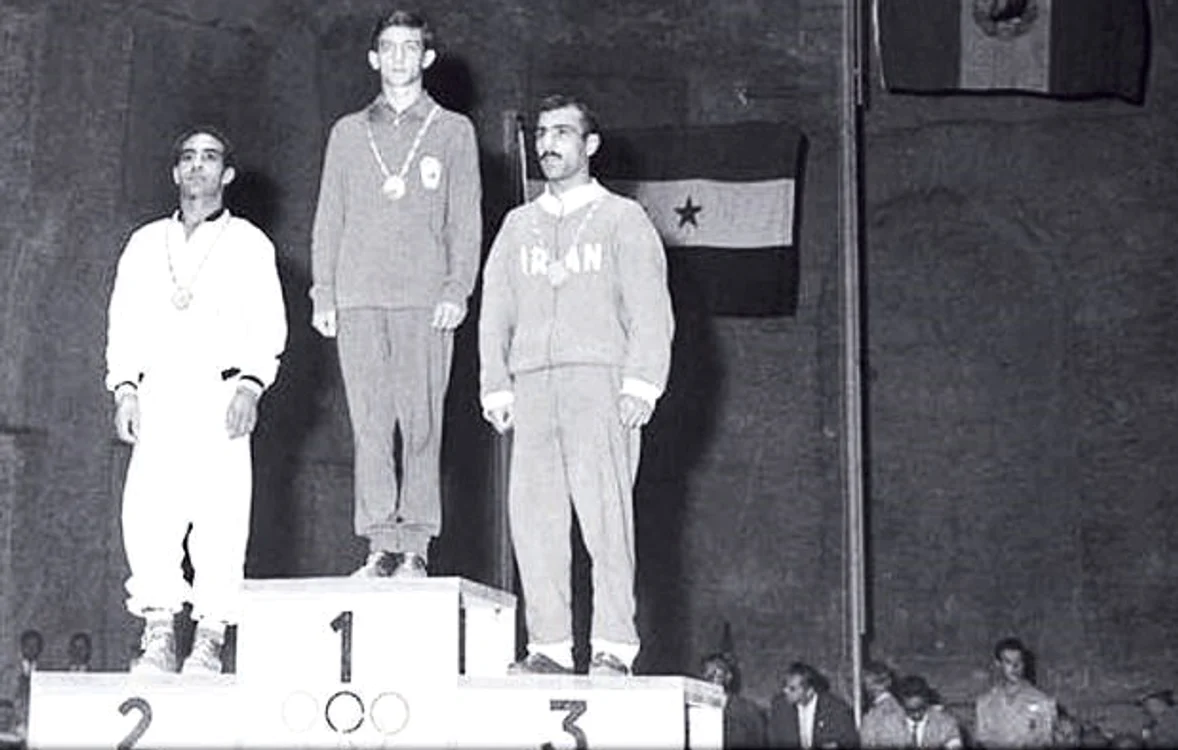 Luptătorul Dumitru Pîrvulescu, pe cea mai înaltă treaptă a podiumului, la Roma, în 1960