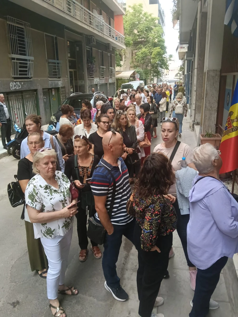 Diaspora din Republica Moldova votează masiv în capitalele europene. Sunt cozi la secțiile de votare