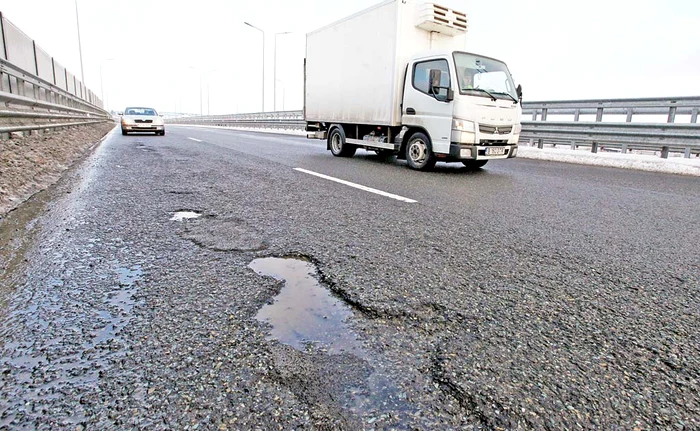 La kilometrul 6 al Autostrăzii Bucureşti-Ploieşti au apărut primele gropiFoto: Sever Gheorghe