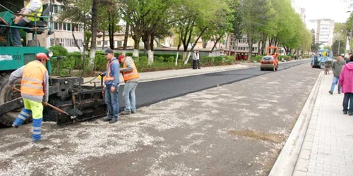 Reparaţii pe strada Reşiţa (foto: tirgumureseanul.ro)