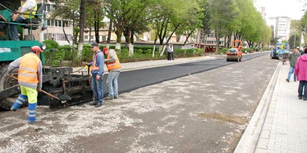 Reparaţii pe strada Reşiţa (foto: tirgumureseanul.ro)