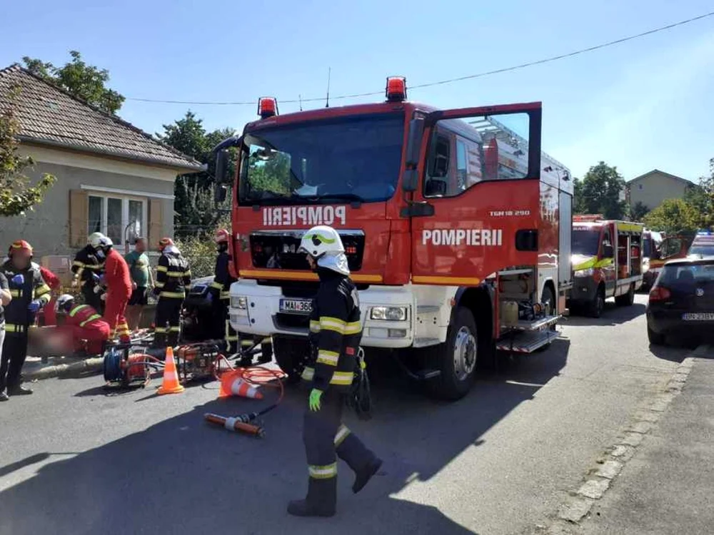 Răniţii au fost stabilizaţi la locul accidentului şi transportaţi apoi la spital FOTO news.ro