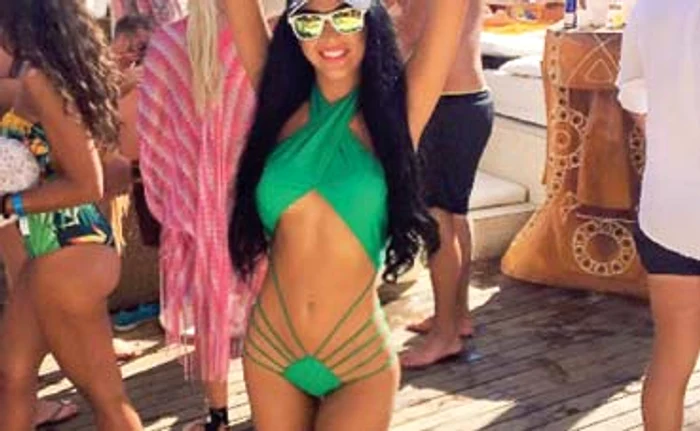 “Daniela Crudu are un costum prea plin în dreptul bustului şi minuscul în zona intimă, e mai degrabă o ţinută de expunere”