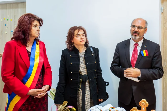 Aurica Cobuz, primarul communei Țibănești, Genoveva Farcaș, inspectorul general al Inspectoratului Școlar din Iași și Maricel Popa, președintele Consiliului Judetean Iași, au tăiat panglica