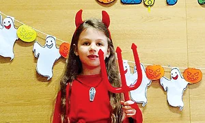 7  Aşa mamă, aşa fiică!  Acest drăcuşor are  acasă o mămică fost  iepuraş Playboy jpeg