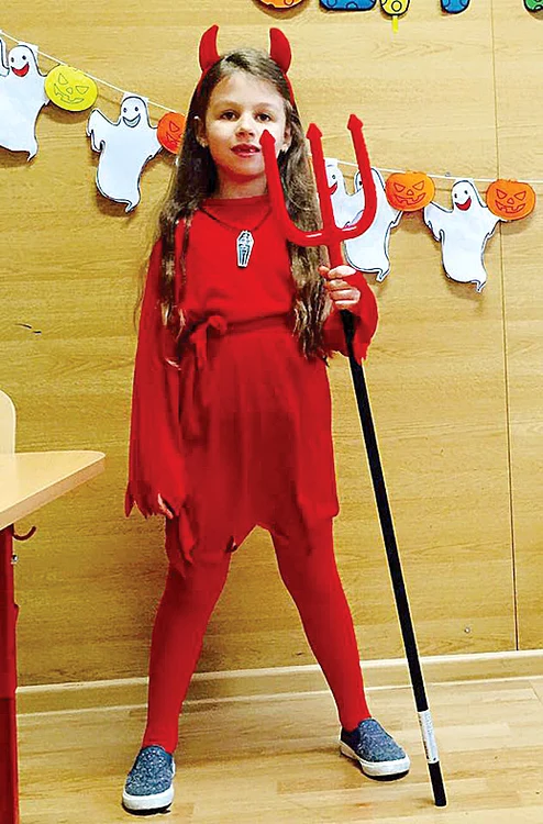 7. Aşa mamă, aşa fiică!  Acest drăcuşor are  acasă o mămică fost  iepuraş Playboy