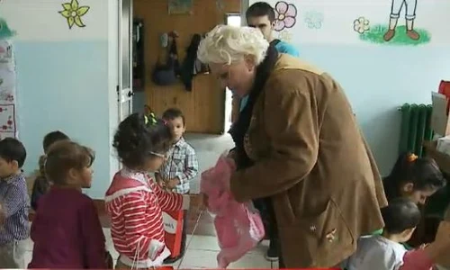 De ziua ei, artista a fost în vizită la un centru de plasament din comuna Singureni, judeţul Giurgiu (captură: Acasă TV) jpeg