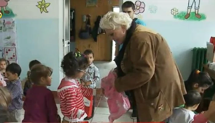 De ziua ei, artista a fost în vizită la un centru de plasament din comuna Singureni, judeţul Giurgiu (captură: Acasă TV)