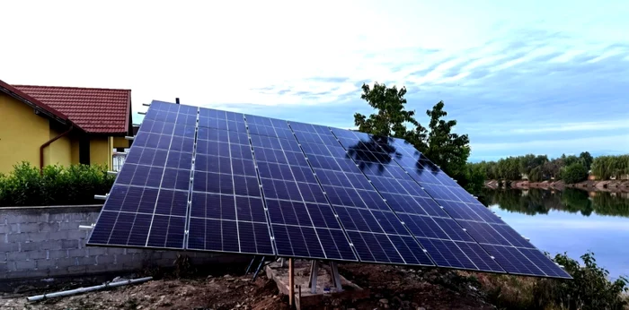 Arhitectul şi-a pus în curtea casei panouri fotovoltaice                        Foto: Alexandru Hortopan