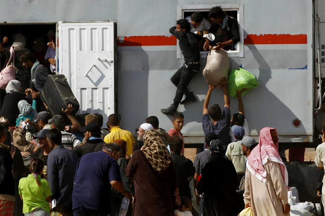 refugiati sirieni se urca într-un camion care-i va transporta acasa foto reuters