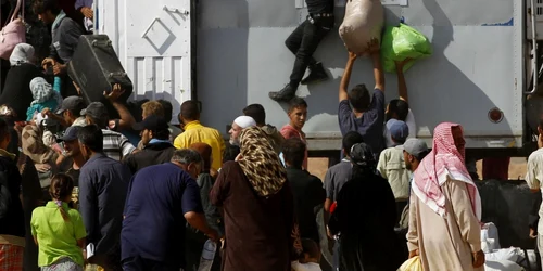 refugiati sirieni se urca într-un camion care-i va transporta acasa foto reuters