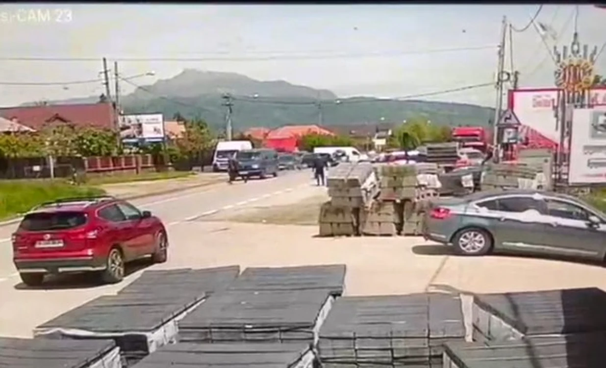 
    Cântărețul Corin Dobrinescu a murit sub ochii fratelui său, izbit în plin de o dubă şi aruncat câţiva metri în aerFoto: Facebook  