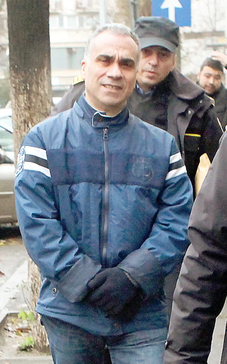 Agresorul Ali Kanaan a fost adus încătuşat şi însoţit de doi gardieni