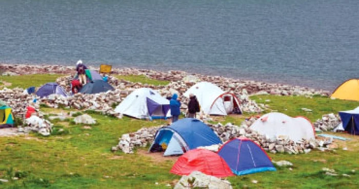 Mai puţine locuri de campare