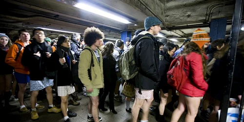 Participanţii au renunţat la pantaloni abia după ce au coborât la metrou