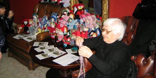 Anica Oprea confecționează păpuși de aproape trei ani