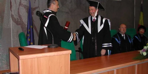 Profesorul Antony Galione (foto dreapta), a fost astăzi desemnat Doctor Honoris Causa la UMF Craiova.