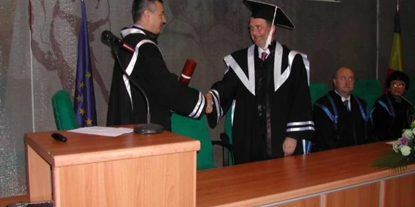 Profesorul Antony Galione (foto dreapta), a fost astăzi desemnat Doctor Honoris Causa la UMF Craiova. 