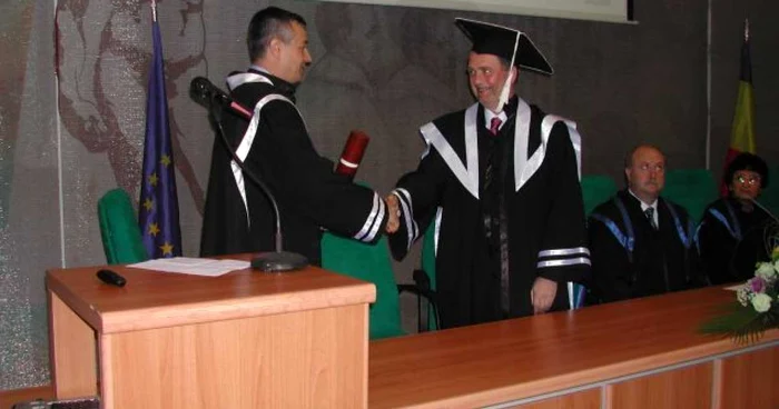 Profesorul Antony Galione (foto dreapta), a fost astăzi desemnat Doctor Honoris Causa la UMF Craiova.