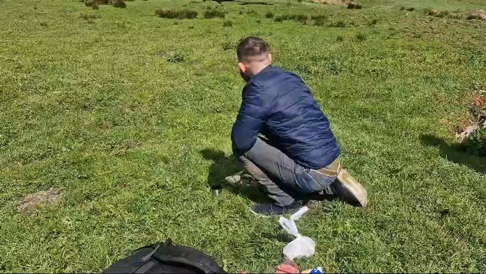 Gest emoționant al unui ucrainean. A îngenuncheat și a sărutat pământul românesc după ce a fost salvat din Munții Maramureșului VIDEO