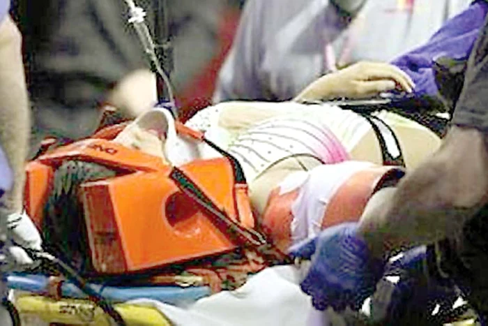 Într-o fracţiune de  secundă cele nouă  tinere au căzut în gol,  în timp ce dansau  atârnate de păr (Fotografii: Reuters)