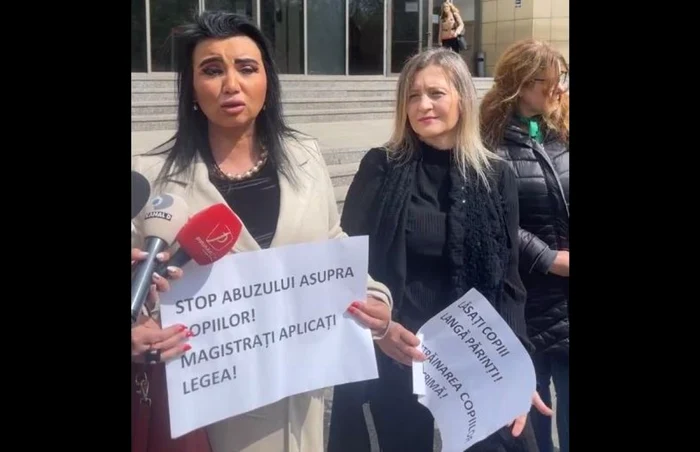 Adriana Bahmuţeanu a protestat în faţa Tribunalului Bucureşti. FOTO: captură video