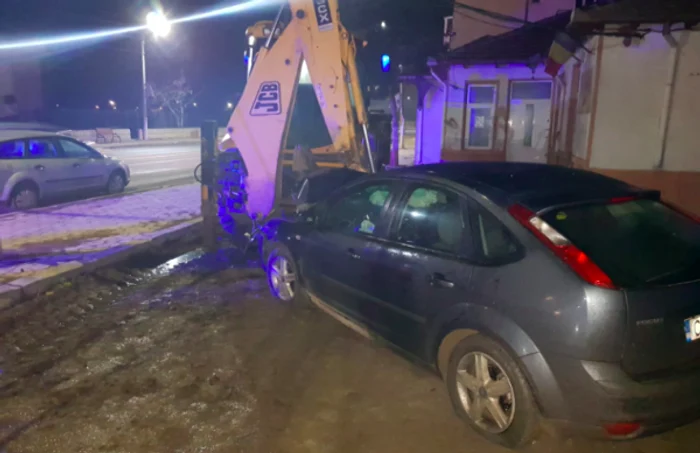 Accident la giratoriul din Tuzla - o maşină a zburat de pe DN şi s-a lovit de buldoexcavator Sursa IPJ Constanţa