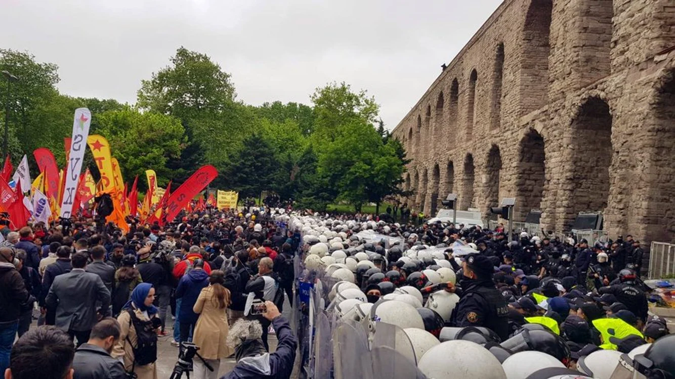 Poliția turcă respinge protestatarii care vor să ajungă în Piața Taksim - Foto X (exTwitter)