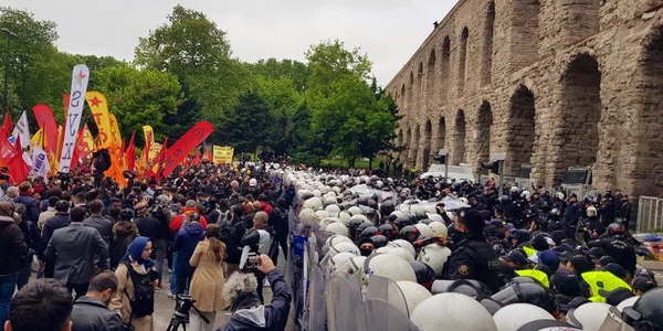 Politia turcă respinge protestatarii care vor să ajungă în Piața Taksim Foto X (exTwitter) jpg