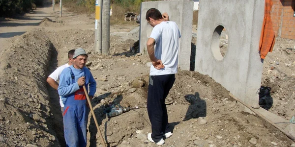 Locuitorii de pe Iustinian Marina au canalizare dar nu se pot racorda la ea