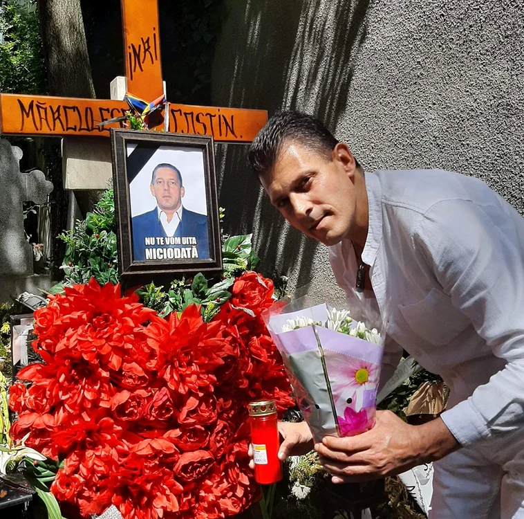 Ionuț s-a pozat la mormântul artistului