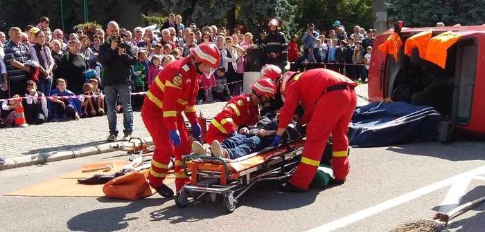 Exerciţiu de descarcerare a victimei unui accident rutier FOTO Andreea Vilcovschi