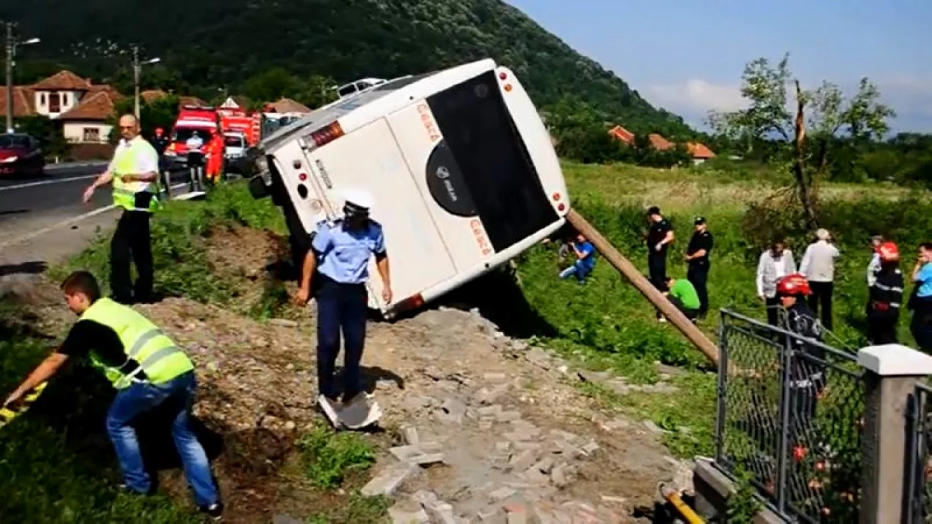 Autocarul s-a răsturnat în afara părţii carosabile. FOTO: Zhd.ro