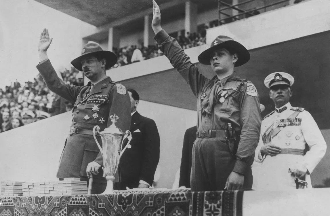 Regele Carol al II-lea și principele Mihai în costume de cercetași FOTO GettyImages