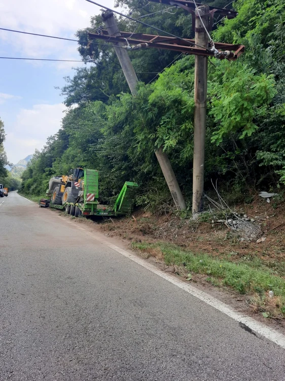 Şapte oameni care lucrau la intervenţie răniţi după ce un tren a agăţat firele unor stâlpi de electricitate doborâţi de un TIR Foto ISU Vâlcea 1