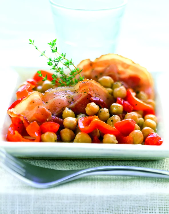 Salată cu bacon şi năut