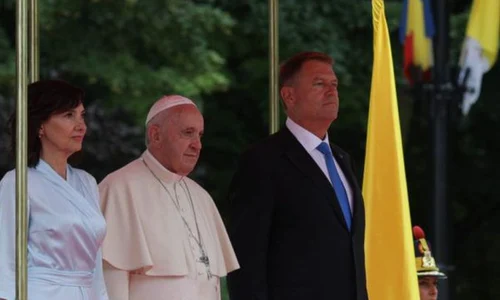 Ce cadouri a primit Papa Francisc din partea Preşedinţiei jpeg