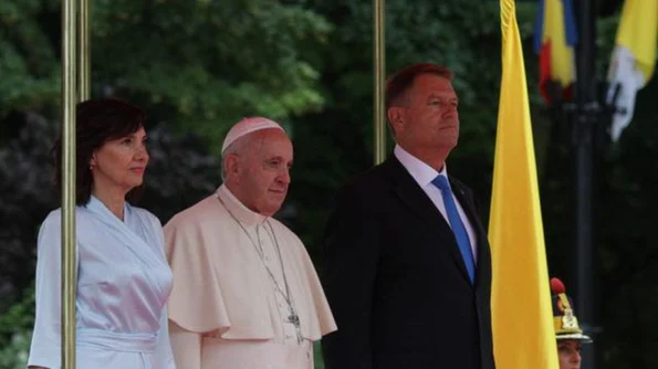 Ce cadouri a primit Papa Francisc din partea Preşedinţiei jpeg