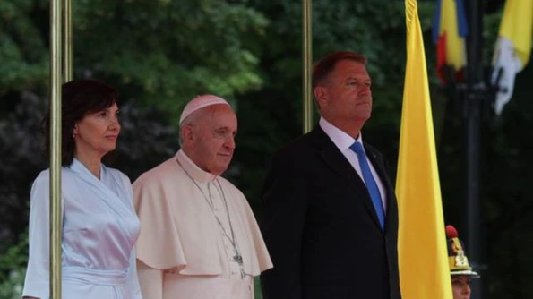 Ce cadouri a primit Papa Francisc din partea Preşedinţiei jpeg