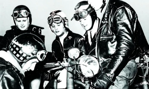 O provocare în modă: rebela geacă de piele jpeg